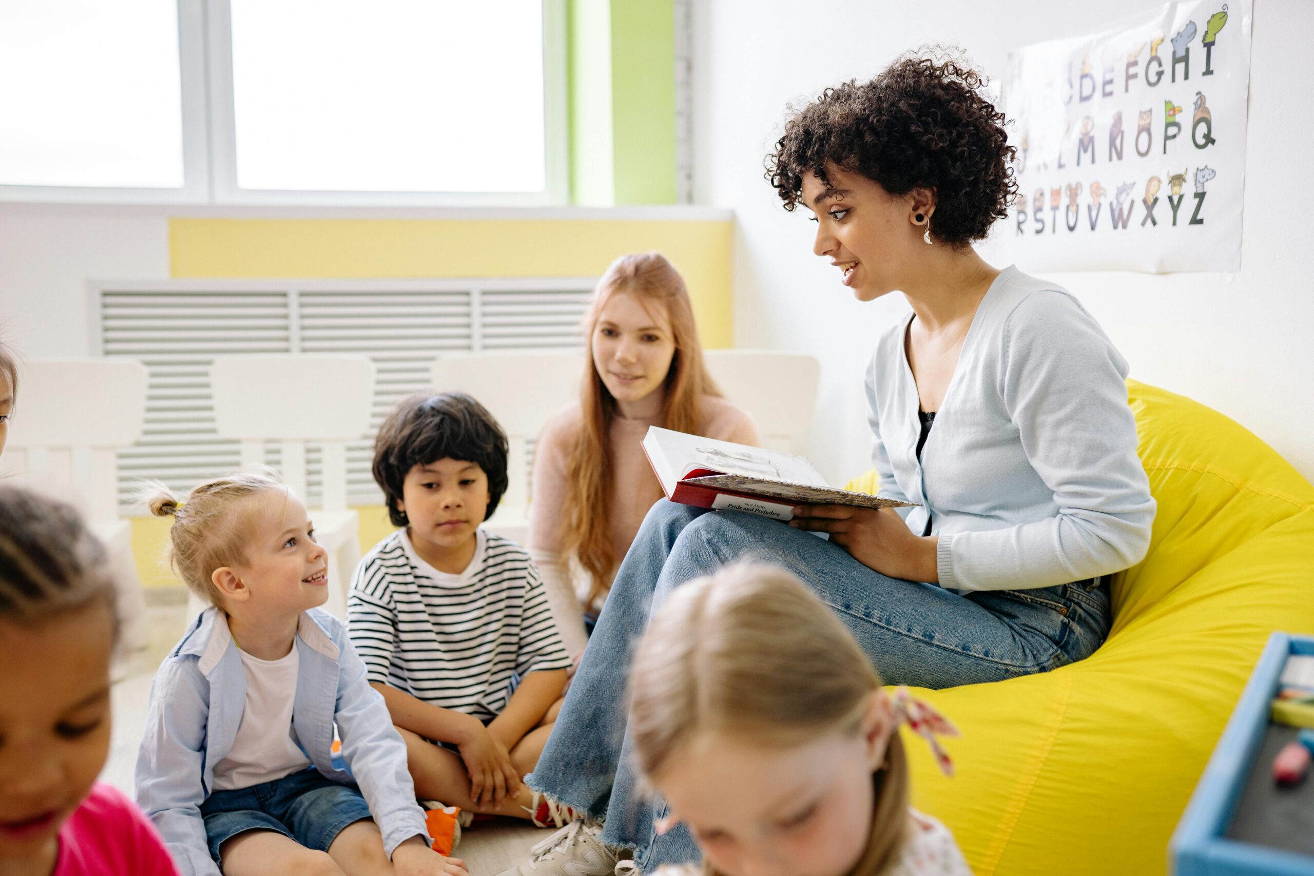 Professora ensinando vários alunos